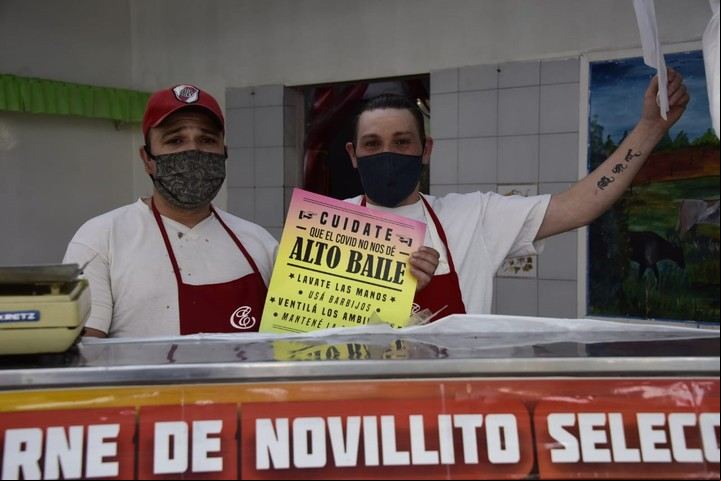 En una carnicería de Malvinas Argentinas muestran el afiche contra el Covid.