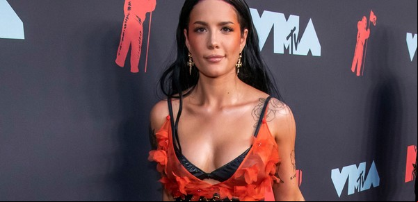 La estrella del pop Halsey anuncia que está embarazada