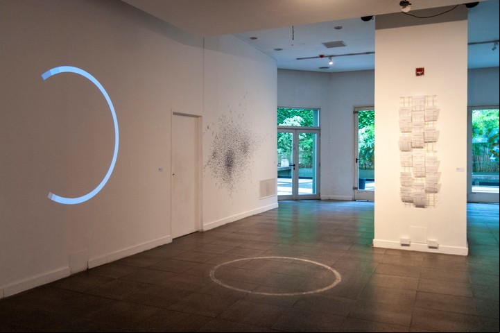 En el piso, el círculo de la distancia social; en la pared, un círculo que parece estar cargando una página web pero que... nunca se completa. Foto: Museo del Grabado.