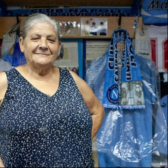 Mamá Lucía: la "madre" napolitana de Maradona que guarda en su sótano las joyas de Diego