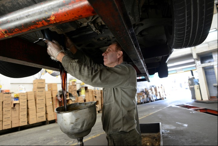 Para un consumo óptimo, el auto debe ser llevado al taller periódicamente para una revisón general y mantenimientos básicos. Foto Gerardo Dell'Oro