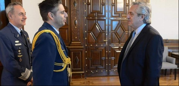 Proponen como agregado militar en EE.UU. a un ex edecán de Alberto Fernández relevado por intentar viajar con un arma sin declarar