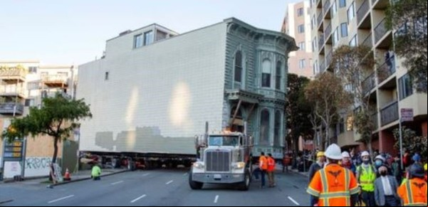 Video increíble: cargó su enorme casa victoriana entera sobre un camión y se mudó de barrio