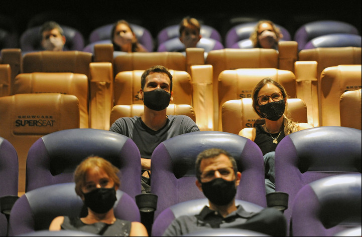 Si no se consigue con quién ir al cine, al teatro o viajar, se puede pagar por la amistosa compañía de un "concierge". Foto: Enrique García Medina.