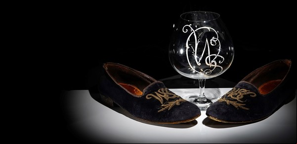 Cuánto cuestan unas zapatillas y una copa de brandy que pertenecieron a Winston Churchill y serán subastadas