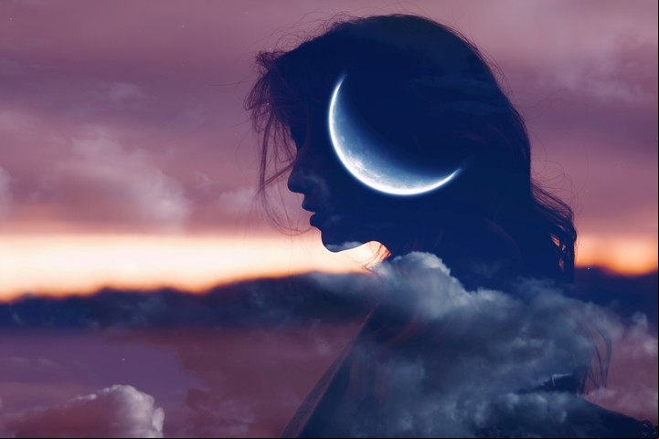 Si el comienzo de tu ciclo coincide con la fase de Luna nueva en el cielo, se va a tratar de un ciclo de mucha movilización interna, donde habrá una necesidad de limpieza en el plano físico, emocional y mental. Foto ilustración: Shutterstock.