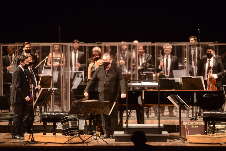 Sobre el escenario, la Orquesta Estable del Colón, con el maestro Luis Gorelik al mando, y una escenografía en la que resaltaron es divisores que pusieron distancia entre los músicos. /Fotos Emmanuel Fernández