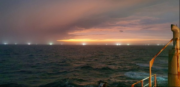 Según el último monitoreo de Greenpeace, el frente del Mar Argentino está "sitiado" por una flota de barcos extranjeros