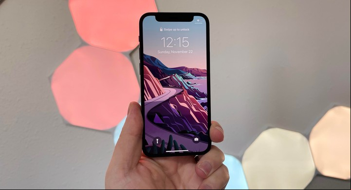 El iPhone 12 mini, más pequeño, tiene una pantalla OLED de 5,4 pulgadas. Foto: Archivo.