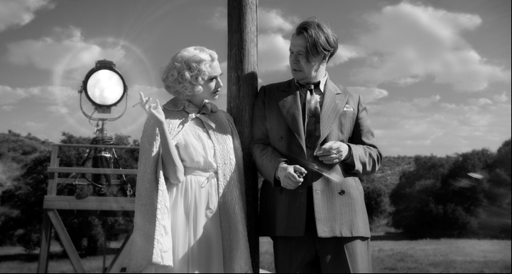 Amanda Seyfried y Gary Oldman en "Mank". Originalmente, y 20 años atrás, Fincher quería a Kevin Spacey y Jodie Foster.
