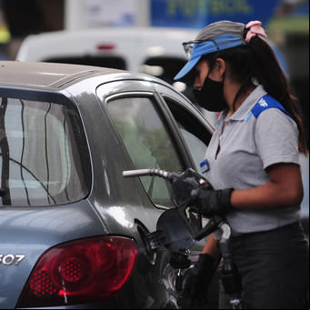 Descuentos en nafta: cómo ahorrar entre 5% y 30% este mes en YPF, Shell, Axion y Puma