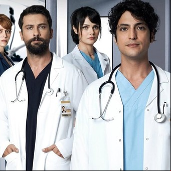 Desde este lunes 12, el mismo médico atiende en dos pantallas: The Good Doctor y Doctor Milagro