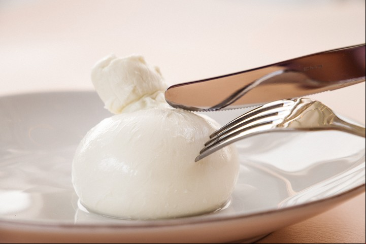 La burrata, cada vez más difundida en Argentina. Foto: Unsplash.
