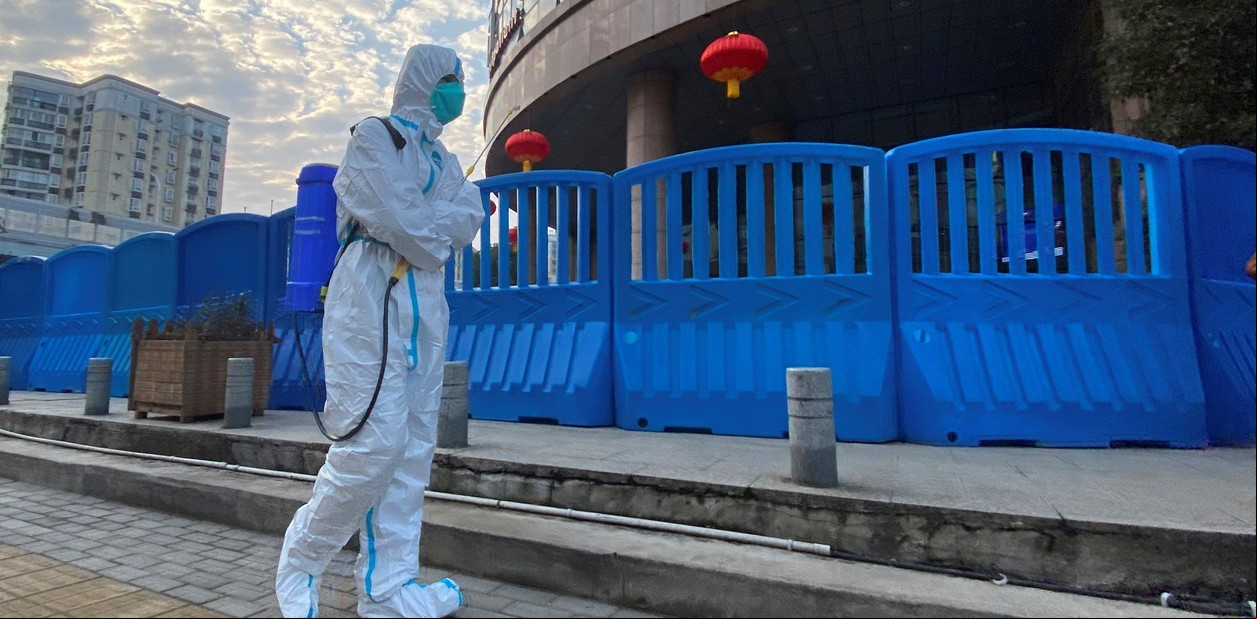 Desinfeccones del espacio público en Wuhan a principios de 2021.
Foto: AP Photo/Ng Han Guan