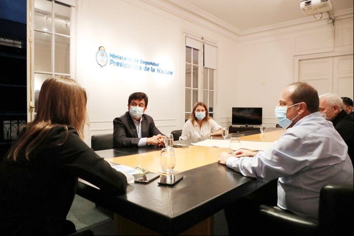 Sabina Frederic con los intendentes Leonardo Nardini (Malvinas Argentinas), Juan Zabaleta (Hurlingham), Gustavo Menéndez (Merlo) y Fernando Espinoza (La Matanza).