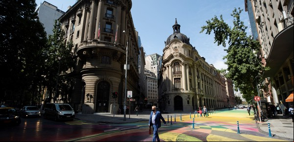 Chile retrasa una hora el toque de queda ante una "leve mejoría" de la pandemia