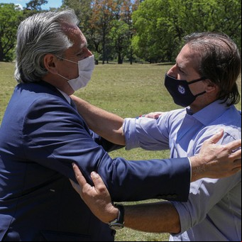 En un gesto para recomponer relaciones, Luis Lacalle Pou viaja a Argentina para reunirse con Alberto Fernández