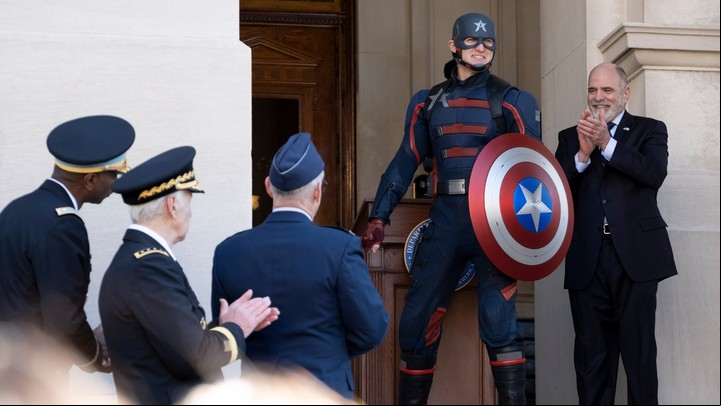 Wyatt Russell, hijo de Kurt y Goldie Hawn, es el nuevo Capitán. FOTO: MARVEL/DISNEY+