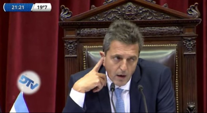 Massa en un cruce con un diputado pampeano de la UCR.
