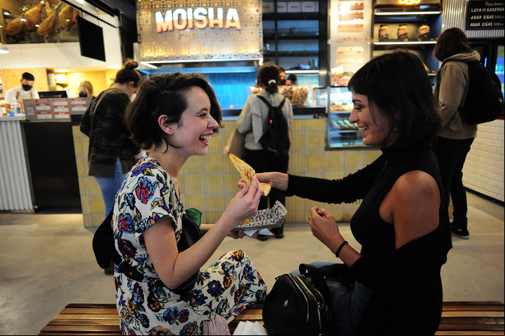 En Mercat, el nuevo mercado de Villa Crespo, se puede comer o comprar comida para llevar.
Foto: G. G. Adrasti