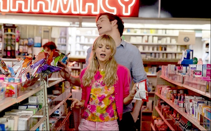 Escuchando a Paris HIlton, con Ryan (Bo Burnham), en una farmacia. FOTO: UIP