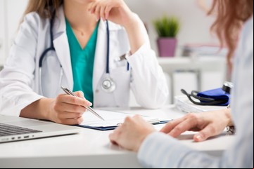 Falsos doctores: cómo saber si quien te atiende es un médico real y chequear su matrícula
