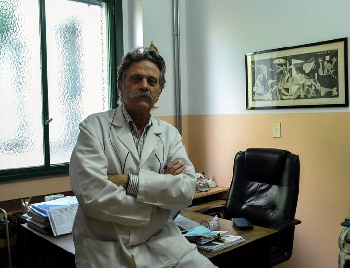 Tomás Orduna en el servicio de Medicina Tropical y del Viajero del Muñiz. Foto Archivo /Télam.