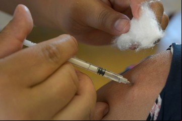 Cambios en la vacuna del Covid: cada cuánto aconsejan aplicarla ahora, a quiénes y de qué marca