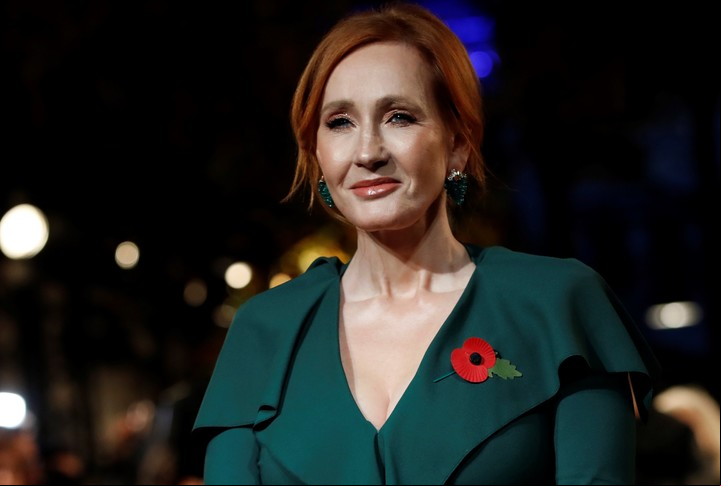ARCHIVO - La escritora J.K. Rowling aparece en el estreno mundial de la película "Fantastic Beasts: Los Crímenes de Grindelwald" en París el 8 de noviembre de 2018. (AP Photo/Christophe Ena, Archivo)