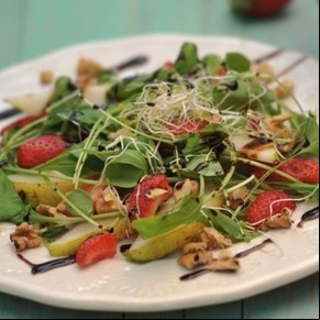 Ensalada de pera, rúcula y frutilla