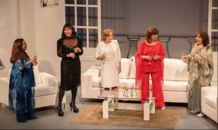 "Brujas", versión 2021, en el Multitabaris Comafi, con Sandra Mihanovich, Moria Casán, María Leal, Nora Cárpena y Thelma Biral. Foto Archivo Clarín
