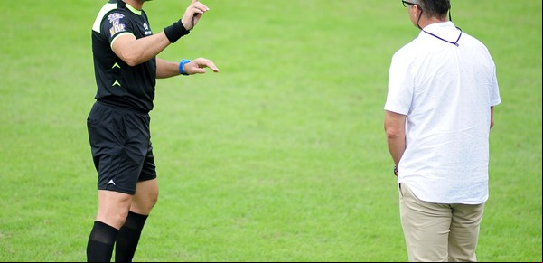 ¿Quién tenía razón en el cruce entre Juan Antonio Pizzi y el árbitro Espinoza?