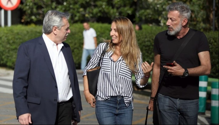 Septiembre de 2019: después de las PASO, en Madrid, caminan Alberto Fernández, Cecilia Nicolini y Miguel Cuberos