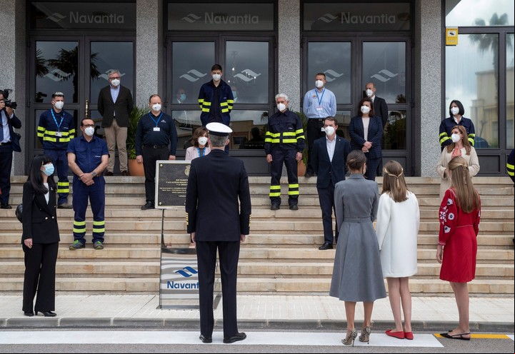 Los reyes de España y sus hijas, este jueves, frente a trabajadores del astillero Navantia, antes de la presentación del submarino S-81. Foto: EFE