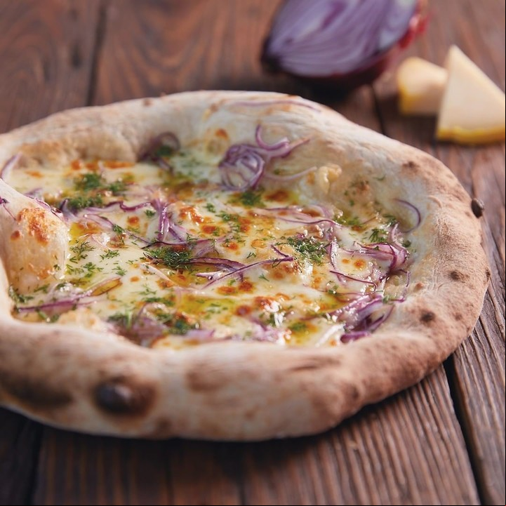 Pizza porteña en la versión de Francisca del Fuego. Foto Instagram @franciscadelfuego