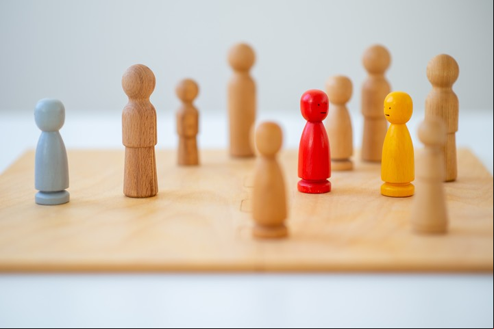 Las constelaciones familiares tienen sus bases en el análisis transaccional, la terapia gestáltica, la programación neurolingüística, la hipnosis ericksoniana, y la dinámica de grupos. Foto: ilustración Shutterstock.