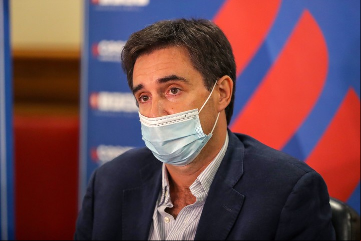 El otorrinolaringólogo Andrés Munyo, durante la conferencia de prensa en la que se anunció que José Mujica fue dado de alta. Foto EFE