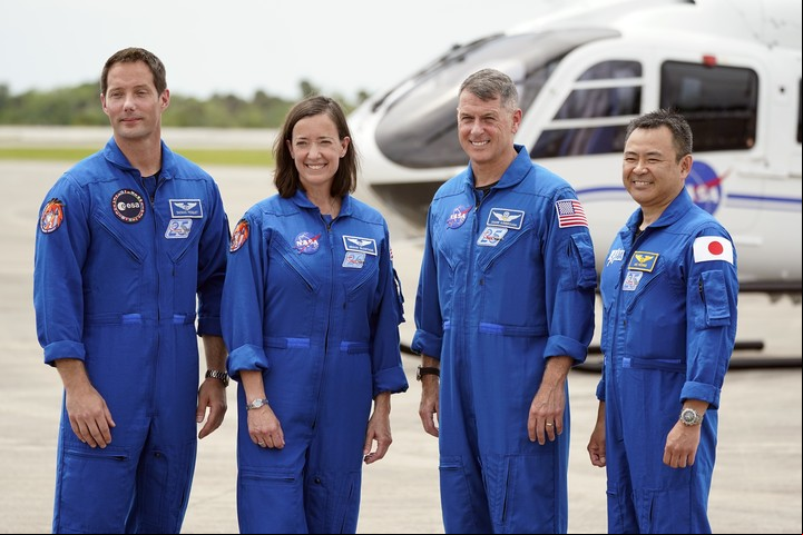 Thomas Pesquet, a la izquierda, con sus compañeros de tripulación, Megan McArthur, Shane Kimbrough y Akihiko Hoshide. Foto John Raoux/Associated Press.