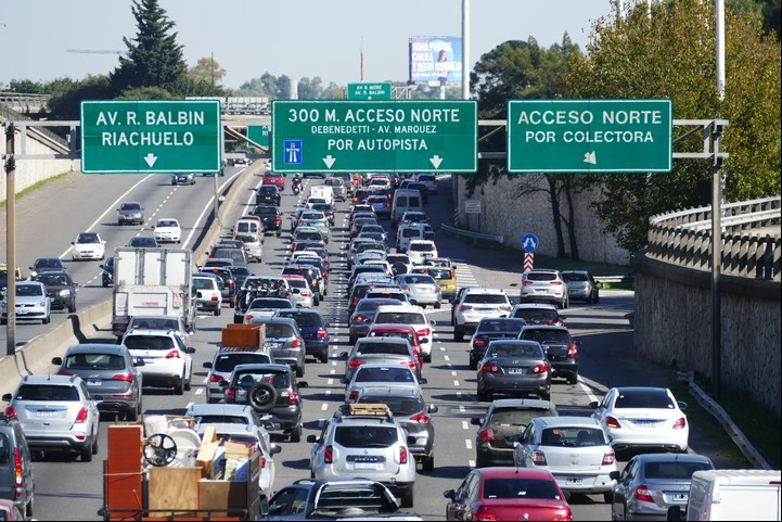 A veces usar el GPS ayuda a evitar los embotellamientos, y así el derroche de nafta. Foto: Marcelo Carroll.