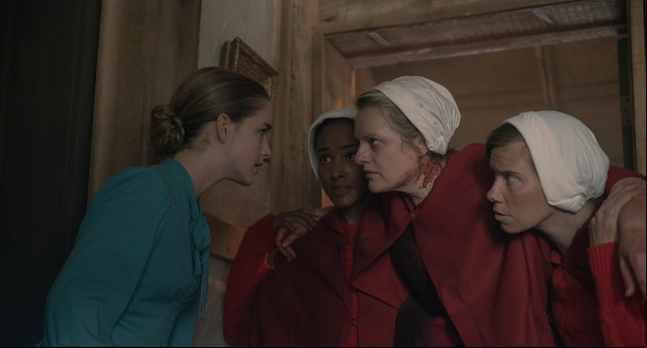 Habíamos dejado a June malherida. La señora Keyes (Mckenna Grace), apenas una adolescente, le da abergue. Foto Paramount+