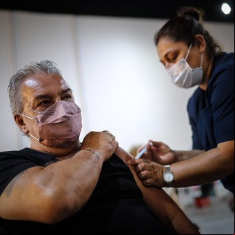 Vacunación en adultos mayores: el dato que preocupa a los médicos y cómo buscan revertirlo