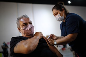 Vacunación en adultos mayores: el dato que preocupa a los médicos y cómo buscan revertirlo