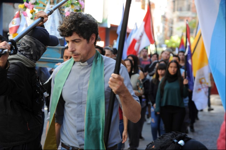 Esteban Lamothe en "La 1-5/18, Somos uno", ficción de Polka con Gonzalo Heredia, Agustina Cherri, , Lali González, Luciano Cáceres y Romina Gaetani. Foto Juan Gutiérrez.
