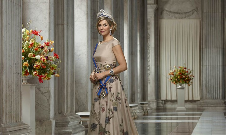 ¿Por qué un retrato sobre Máxima? Porque se acercaba su cumpleaños 50 y, más allá de lo que cuentan las revistas del corazón, la editorial De Bezige Bij consideraba que el público holandés merecía conocer más sobre su reina.