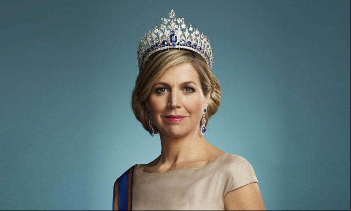 Máxima Zorreguieta nació en Argentina el 17 de mayo de 1971. Hija de Jorge Zorreguieta y María del Carmen Cerrutti, creció en Buenos Aires, y tras su matrimonio con el príncipe Guillermo Alejandro, recibió el título oficial de Máxima, Princesa de Holanda, Princesa de Orange-Nassau y Señora de Amsberg. Actualmente, es reina.