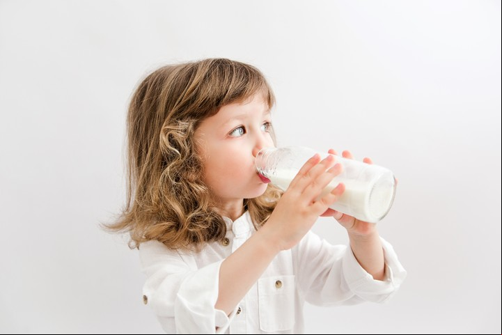 Cuestiona la advertencia sobre los efectos de la soja (acá en leche) en los niños. Foto Shutterstock.