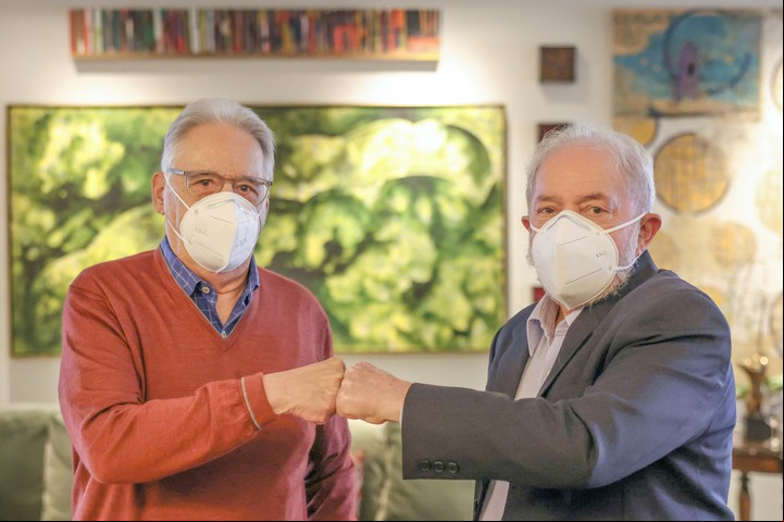 Lula ya se mostró en mayo pasado con el ex presidente centrista Fernando Henrique Cardoso. Foto: REUTERS