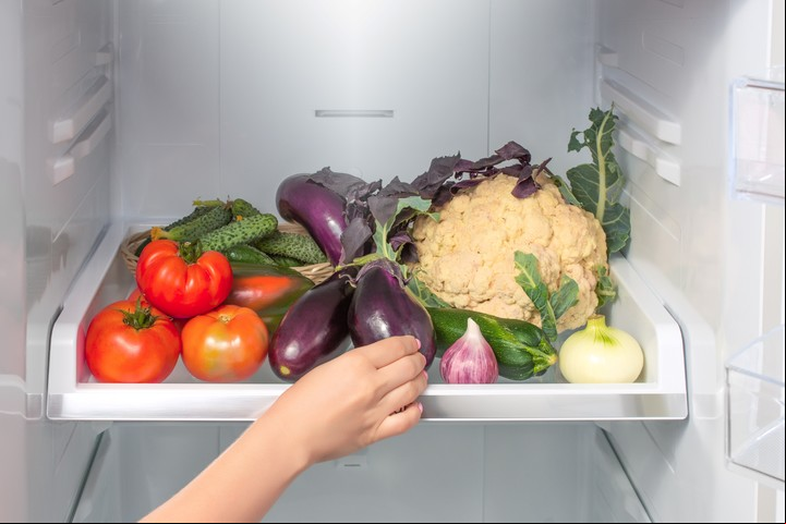 Comprar una heladera demasiado grande llevará a malgastar energía durante años enfriando espacios vacíos. Foto: Shutterstock.