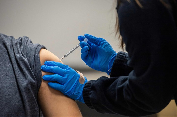 Los expertos aseguran que la vacunación protege en un 90% contra casos graves de coronavirus. Foto: AFP