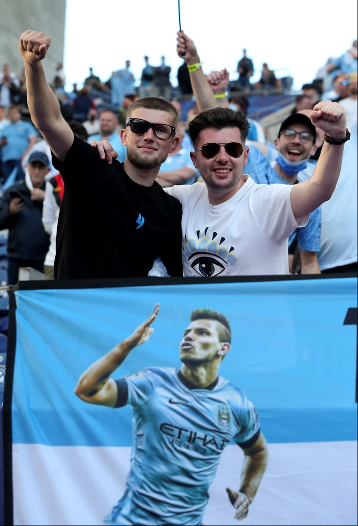Locos por el Kun. Dos fanáticos del City en el estadio de Dragao.
